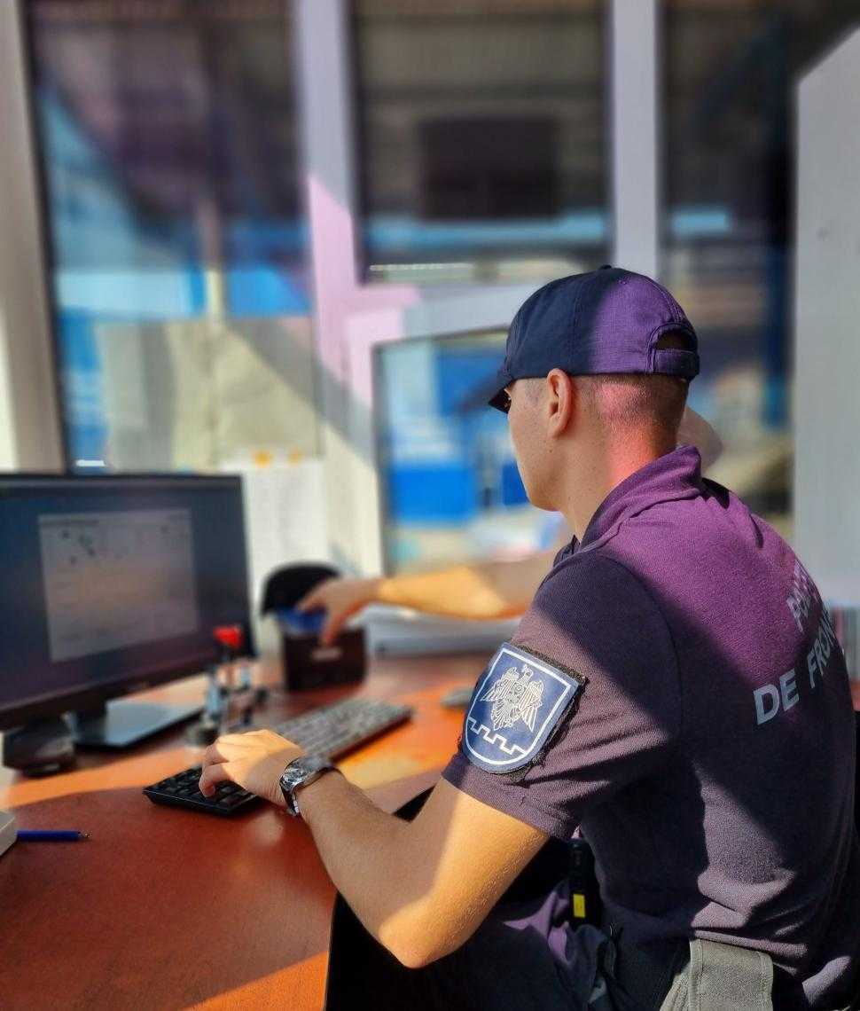 Trei tineri și-au perfectat ilegal acte de călătorie