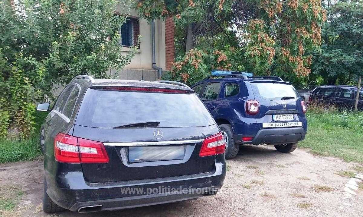 Mercedes furat, cu certificat de înmatriculare fals, descoperit la frontiera cu R.Moldova