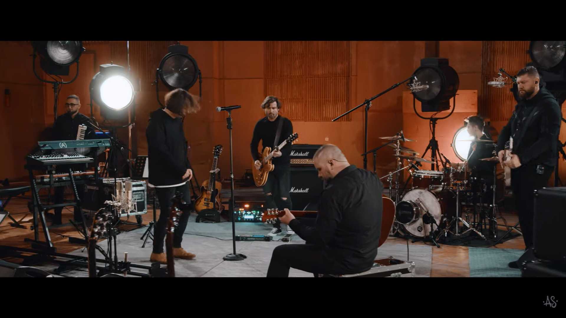 Trupa Alternosfera se întâlneşte cu fanii înaintea concertului 