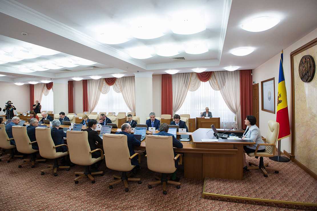 Salariul minim pe țară va constitui 3500 de lei și va fi aplicat atât în sectorul bugetar, cât și în cel real