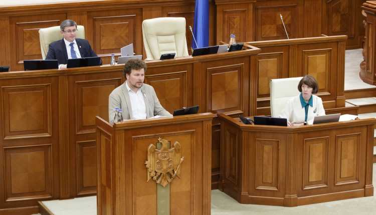 Voucherul pentru formarea profesională a șomerilor, aprobat de Parlament