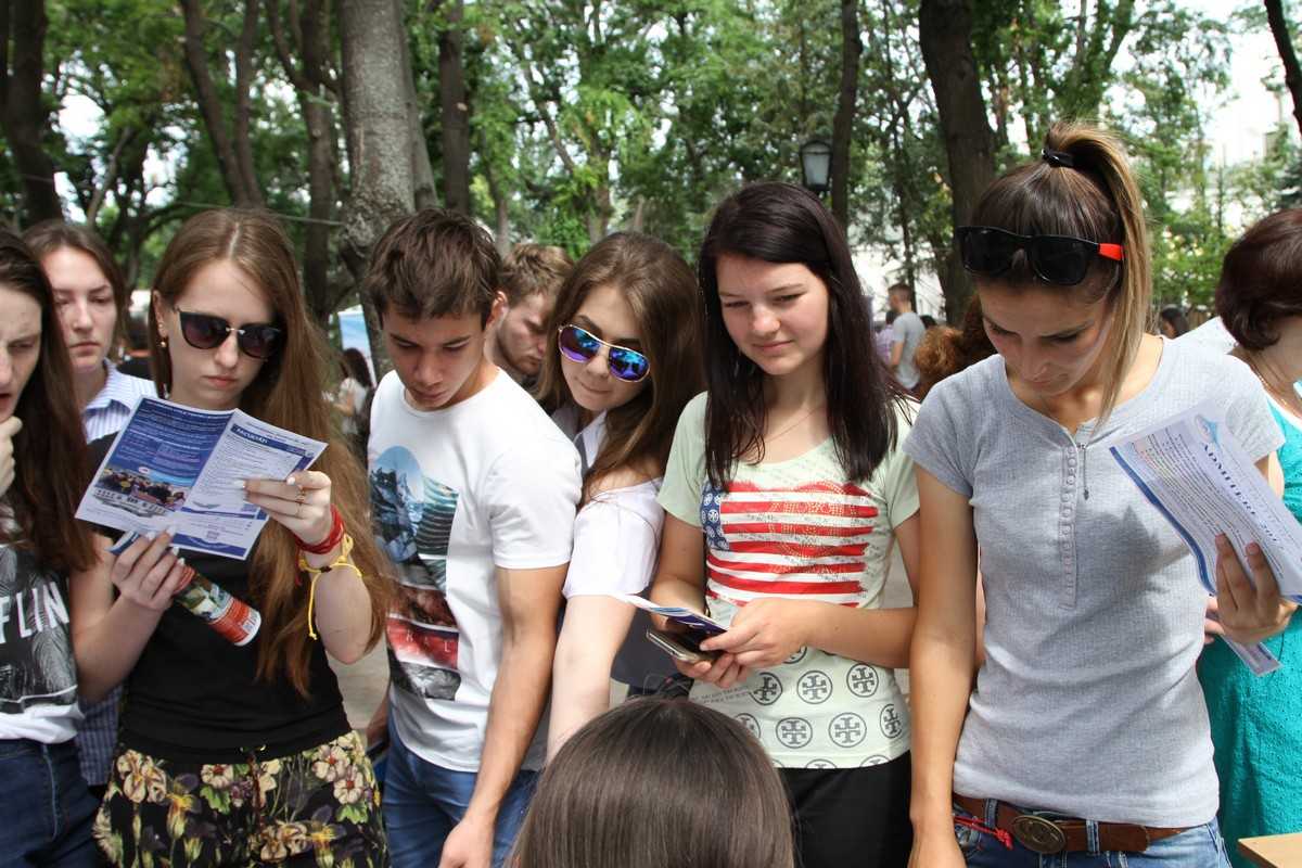 Președinta Maia Sandu a acordat Bursa prezidențială pentru 15 elevi și studenți din țară
