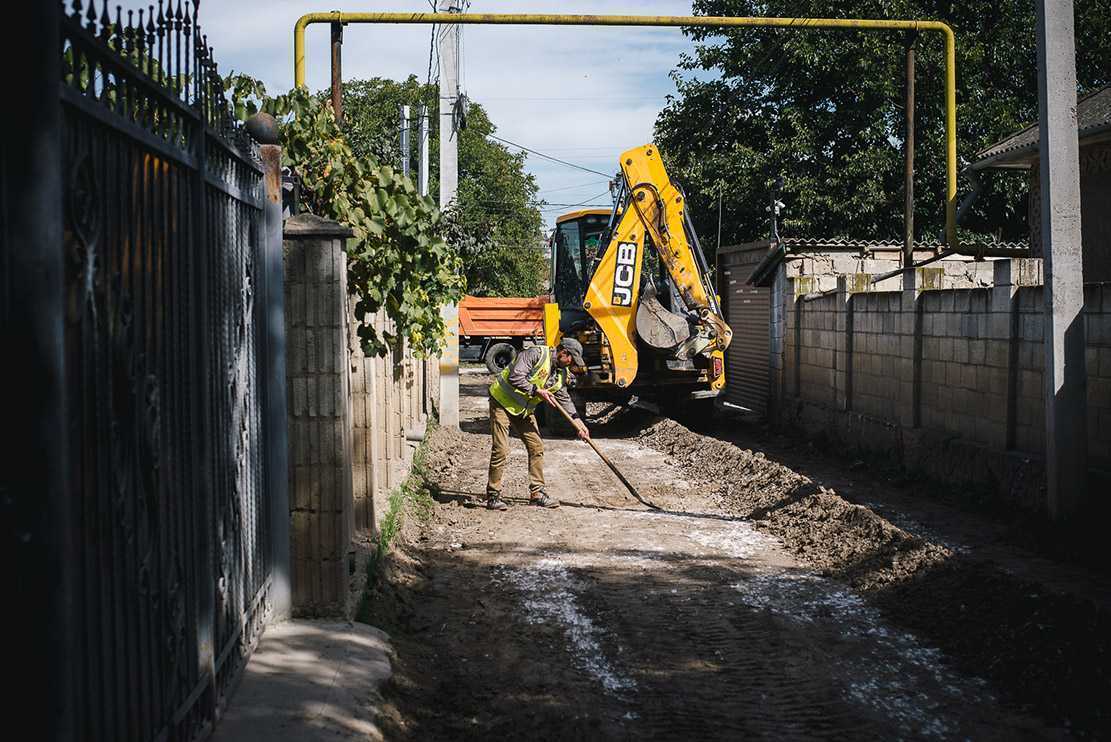 În localitățile din țară se repară străzi unde nu s-au efectuat lucrări de zeci de ani