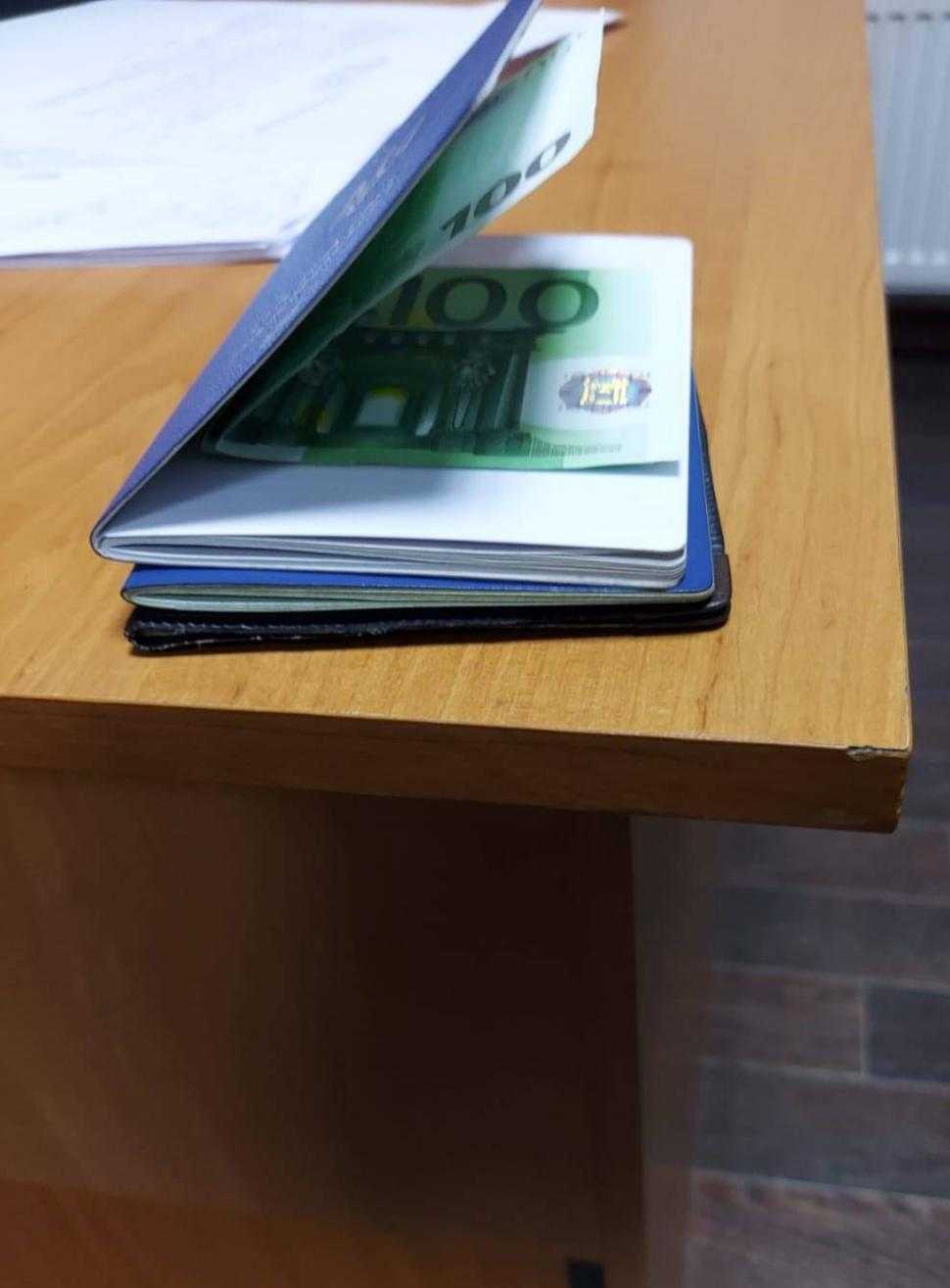 Caz ieșit din comun: un polițist de frontieră a refuzat să fie mituit cu 300 EU