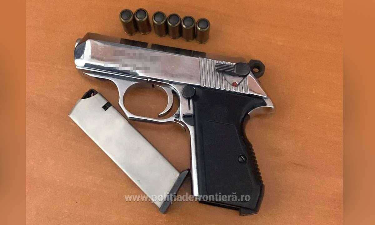 A ascuns arma în cotieră, dar a fost prins de polițiști