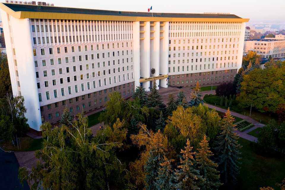 În ultima lună, Parlamentul a economisit peste 30% la consumul de energie electrică