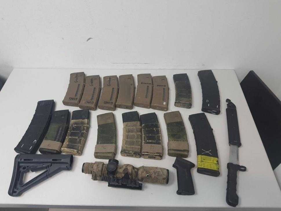 Arma de asalt nu a fost găsită, doar încărcătoarele și luneta