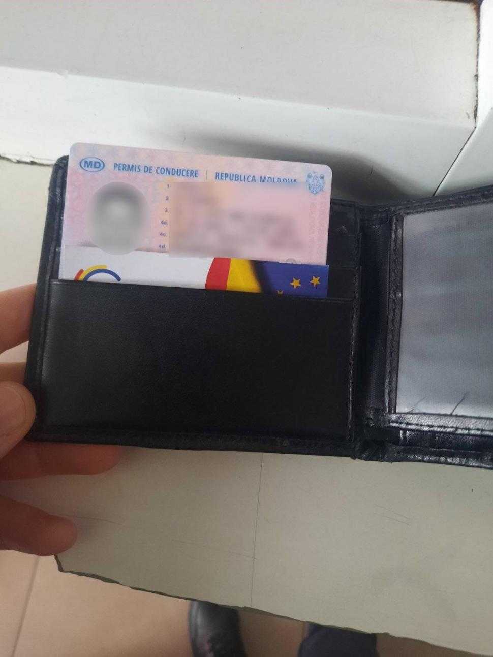 Doi pasageri de la rute ocazionale, depistați cu acte falsificate