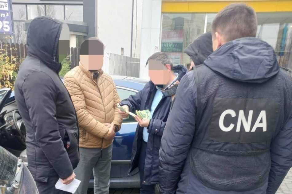 Avocat, reținut în flagrant de CNA. Ar fi pretins 5500 de euro pentru a influența o magistrată de la Drochia