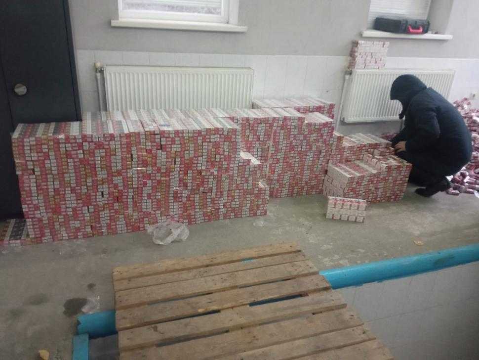 Tentativă de contrabandă cu aproape 18.000 pachete de țigări destinate UE