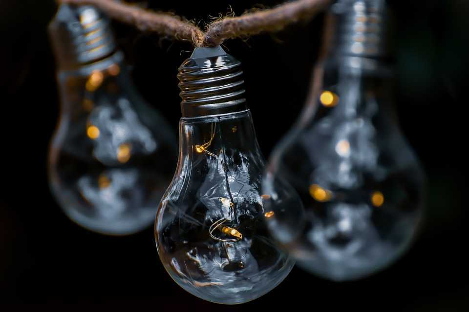 Peste 3 zile vom avea prețuri reglementate pentru furnizarea energiei electrice
