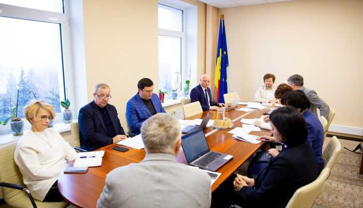 Trei soluții alternative de îngrijire a copiilor, propuse de deputați