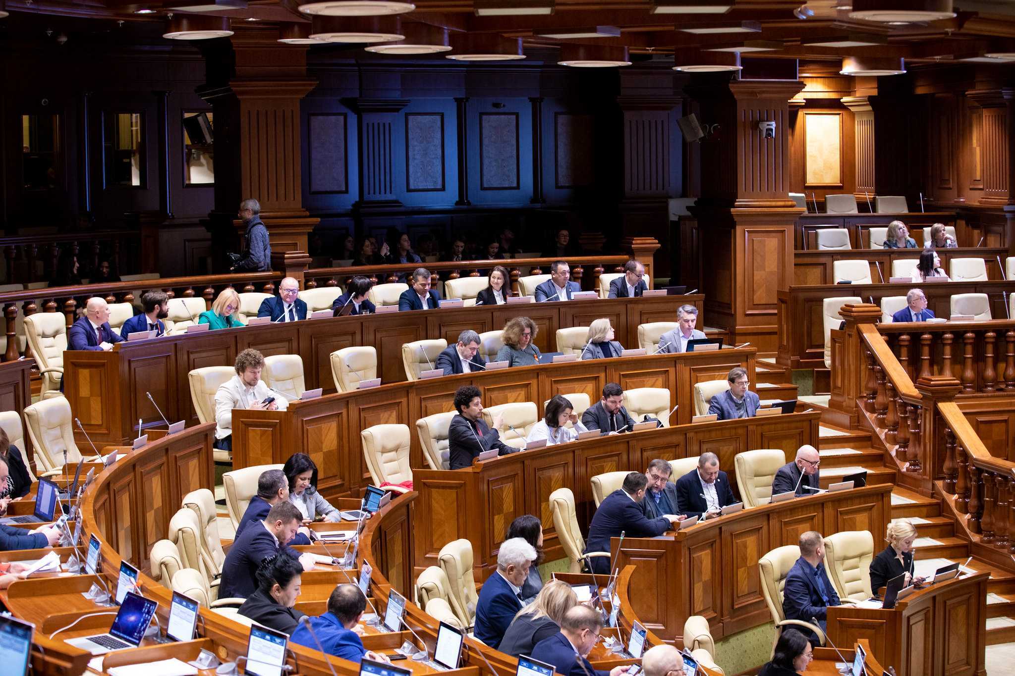 Parlamentul a votat pentru reducerea taxelor consulare