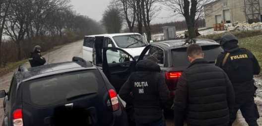 Percheziții și rețineri: Grupare specializată în șantaj, destructurată de polițiști / VIDEO