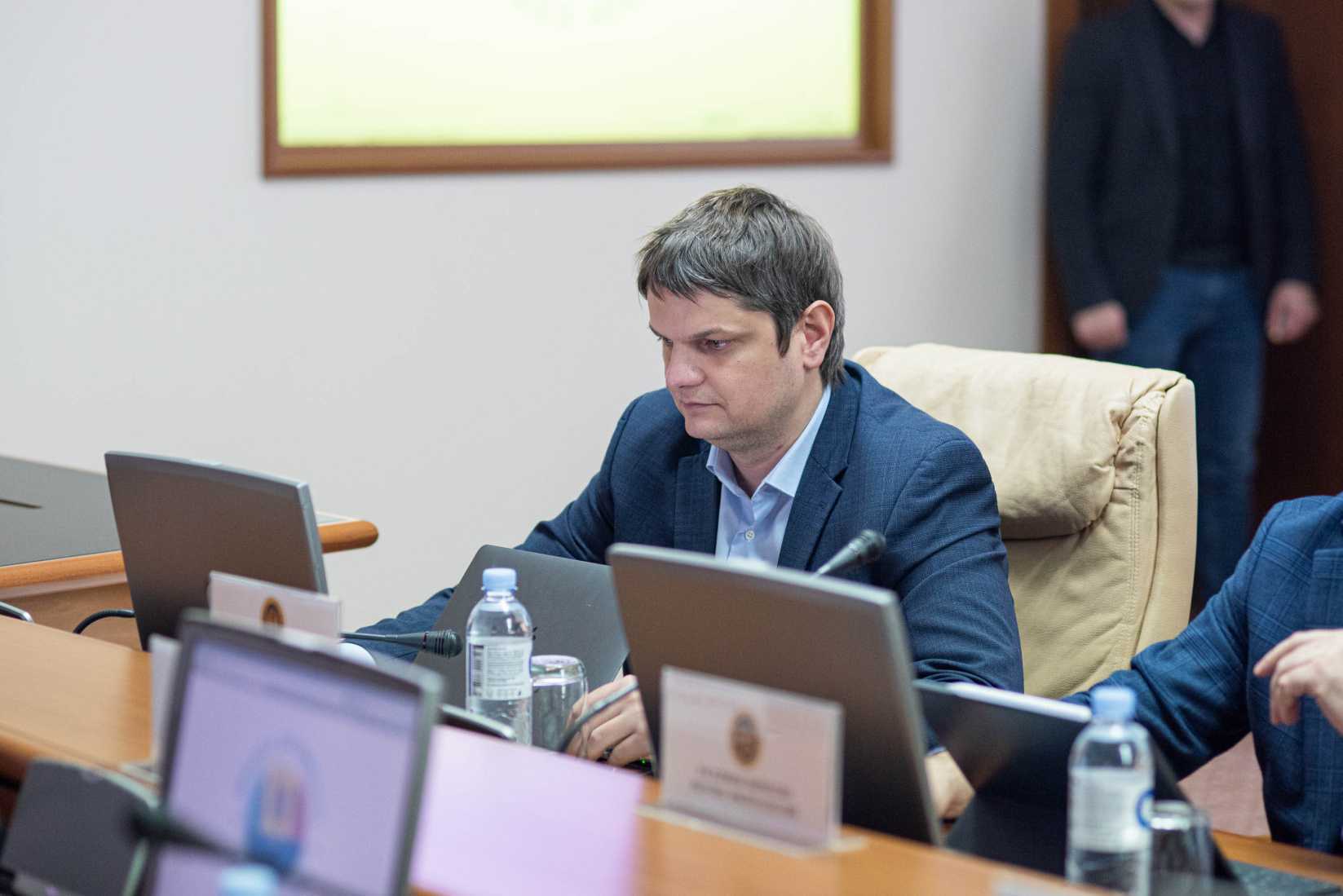 Operatorii de transport rutier vor plăti mai puțin pentru actele permisive