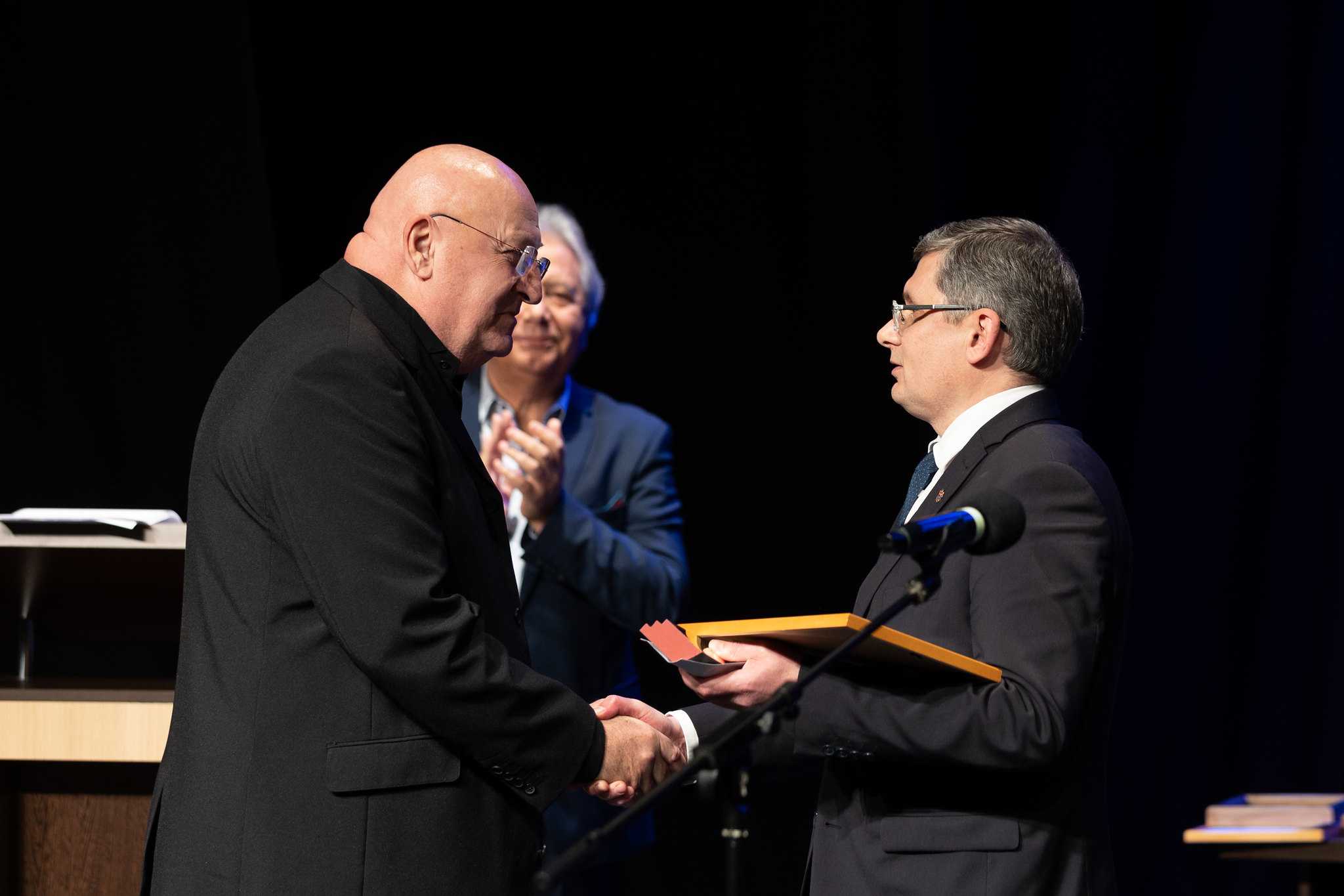 Președintele Parlamentului a înmânat premiul de excelență actorului Constantin Cotimanis