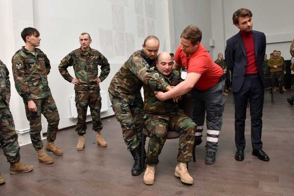 Reprezentanții Comitetului Internațional al Crucii Roșii instruiesc pacificatorii moldoveni / VIDEO