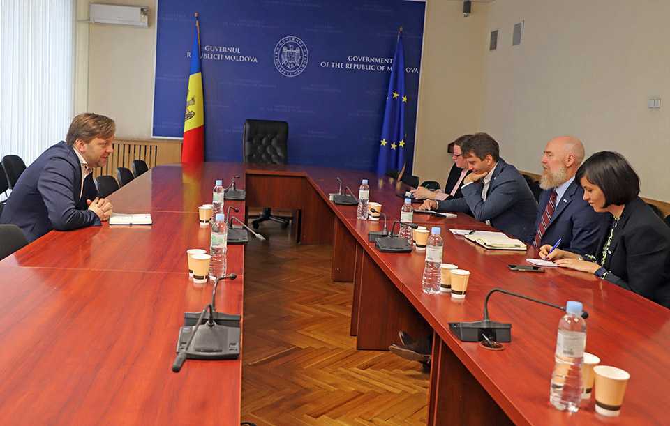 Programele de susținere economică, discutate de către ministrul Economiei și șeful misiunii USAID în Moldova