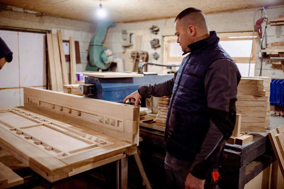 Familia Nicoriuc „își sculptează viitorul” din lemn, la Leordoaia
