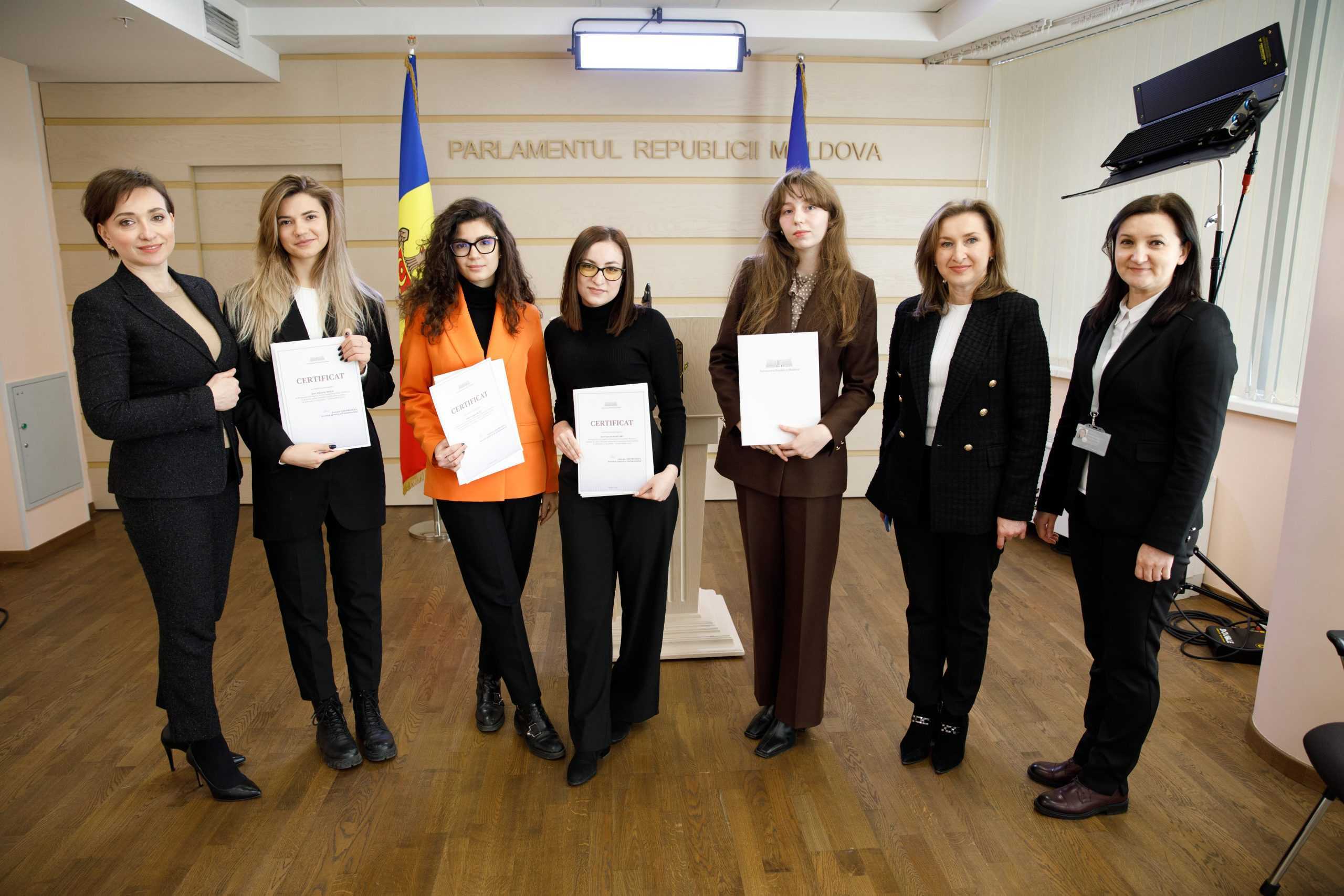 Cinci studente și-au încheiat stagiul de practică la Parlament