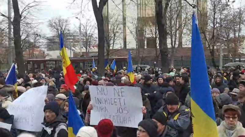 Protest împotriva deciziei CSE de a suspenda licența a 6 canale TV