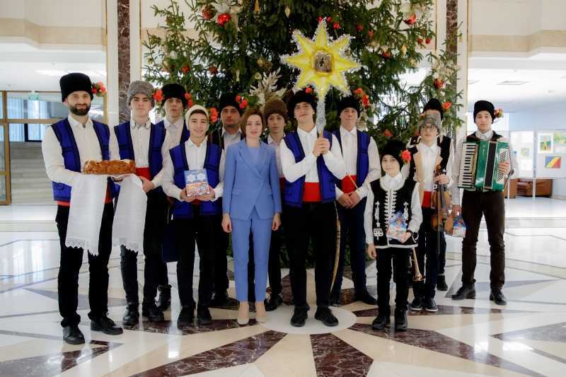 Președinția a fost colindată de un grup de tineri de la Ceadîr-Lunga