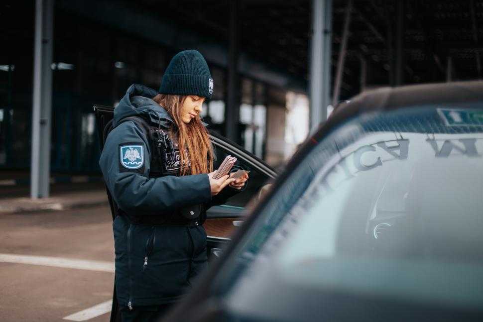 Trei pasageri, depistați cu acte românești falsificate