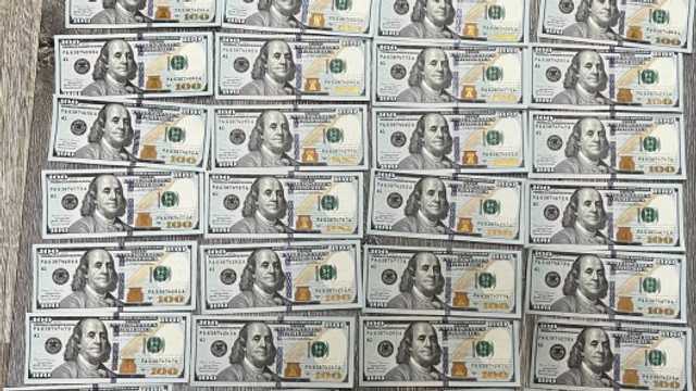 Polițiștii au depistat peste 100.000 de dolari americani falși la un bărbat din Bălți