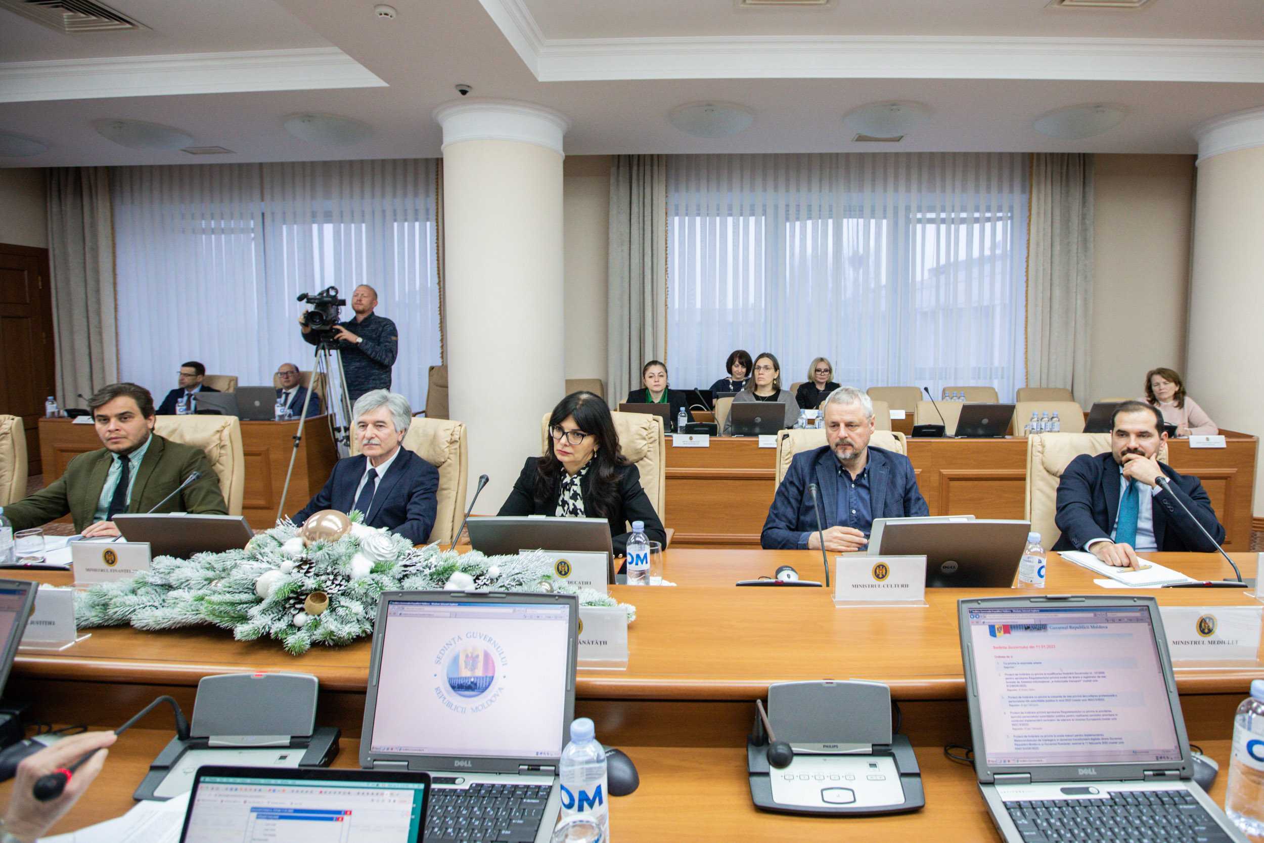Guvernul a crescut salariile angajaților din instituțiile de învățământ care sunt la autogestiune financiară
