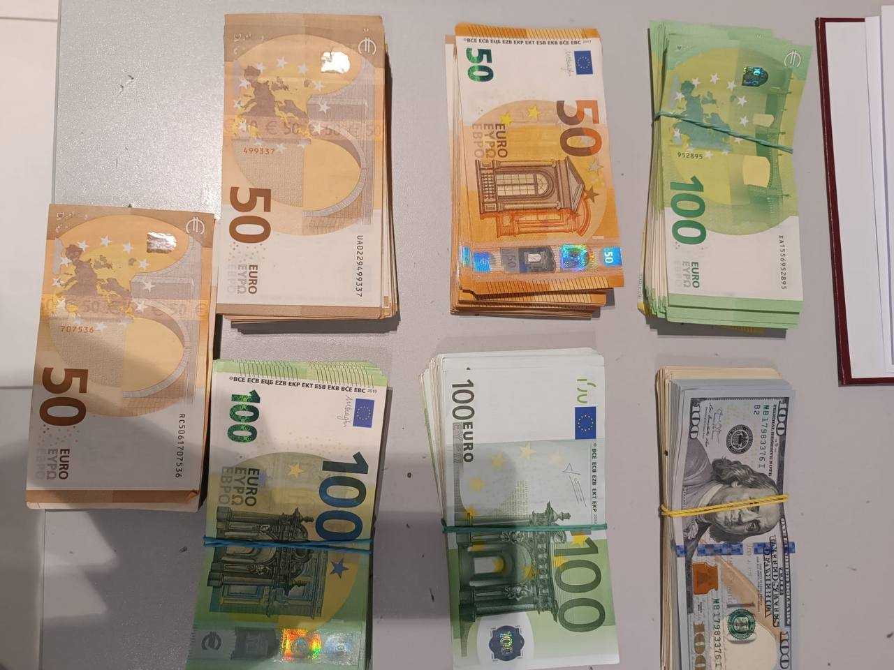 Vameșii au ridicat 40 mii de euro și 10 mii de dolari nedeclarați