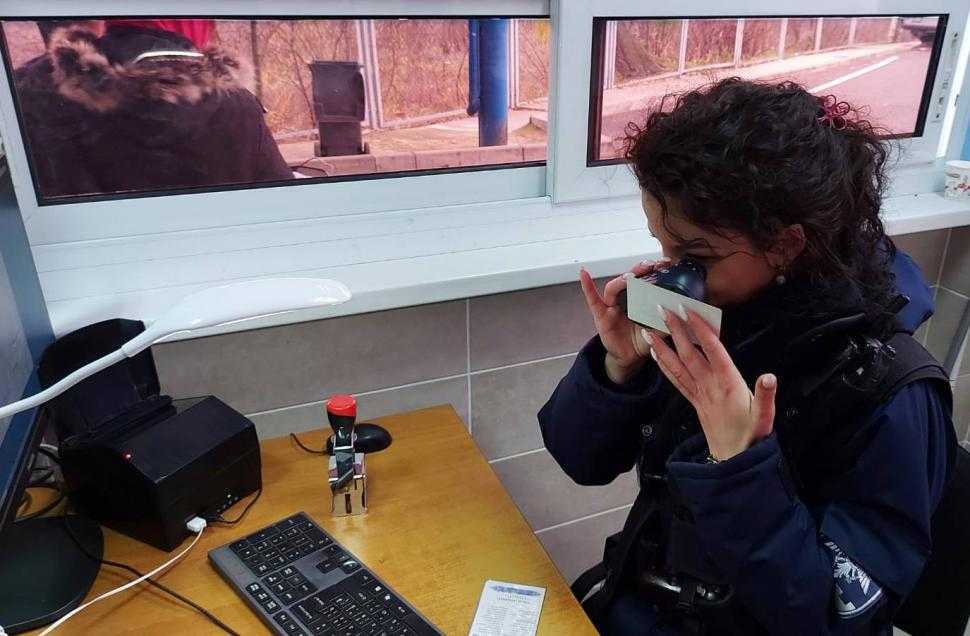 Doi străini și un conațional, documentați pentru falsificarea actelor