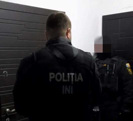 Doi bănuiți reținuți: Îi cereau unei femei 40.000.000 de lei, amenințând-o cu moartea / VIDEO