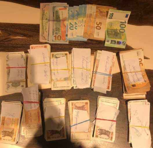 Terorizată de doi indivizi, care o somau să investească în criptomonede