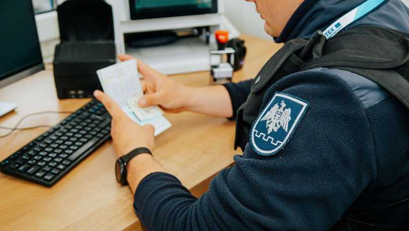 Trei permise de conducere falsificate, ridicate de la trei călători