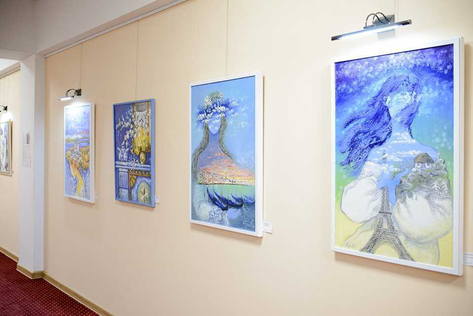 Expoziția „Lumile femeii” a fost vernisată la Guvern