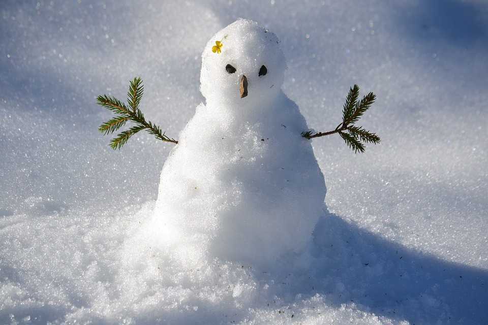 Prognoza meteo pentru optimiști. Astăzi va ninge, iar la vară va fi cald