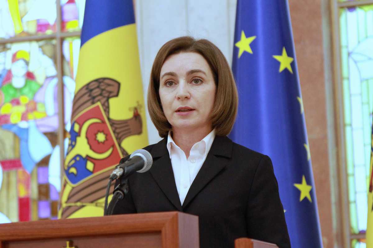 ”Zestrea” sumară a lui Maia Sandu: Broșe, covoare, tablouri și farfurii