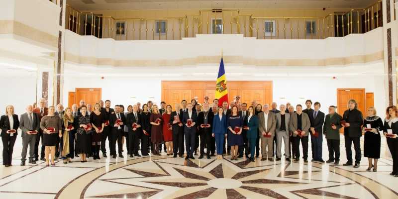 Maia Sandu a înmânat distincții mai multor oameni din domeniul culturii