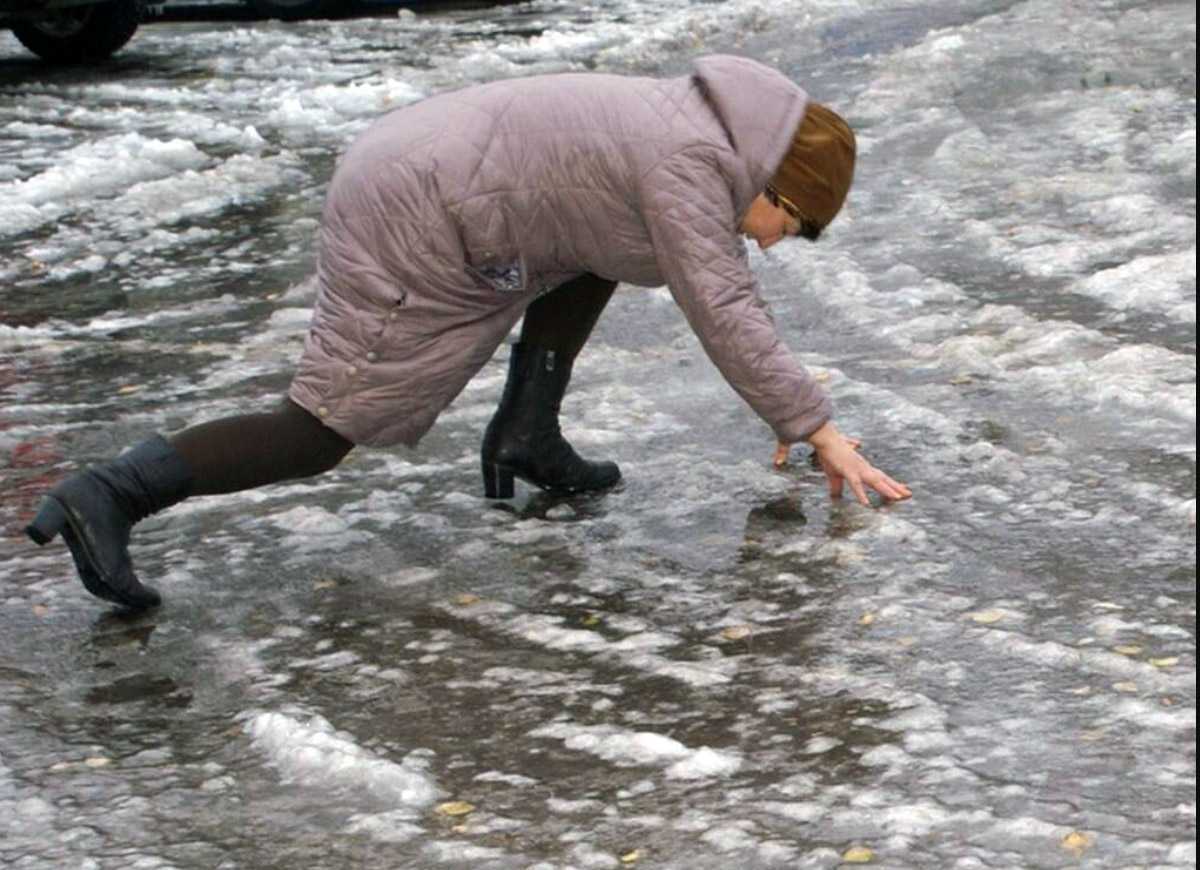 Vânt puternic, ninsori slabe și ghețuș. Gravitația îi atacă pe pietoni