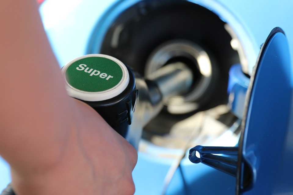 Motorina se ieftinește cu 36 de bani, iar benzina - cu 14 bani