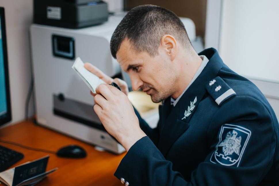 Acte falsificate, descoperite asupra doi conaționali