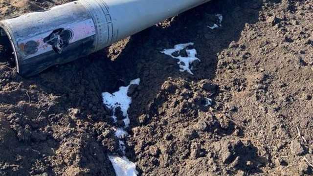 Polițiștii de frontieră au descoperit resturi de rachetă pe un câmp din raionul Briceni
