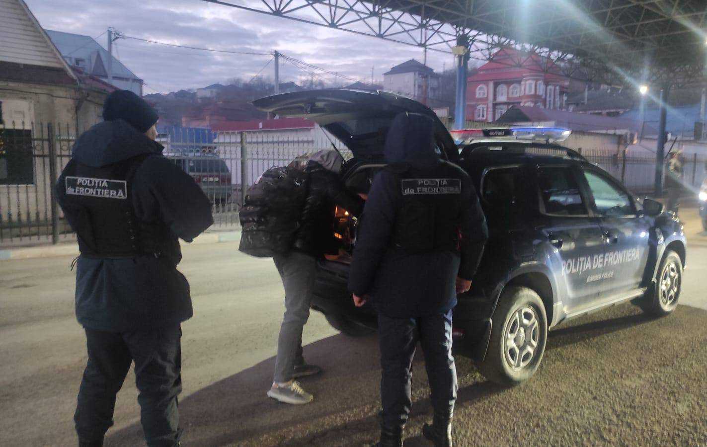 Reținut conform sarcinii INTERPOL