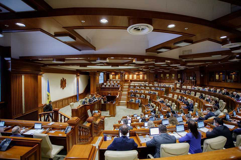 Edificiile autorităților publice centrale vor fi renovate, pentru a spori eficiența energetică