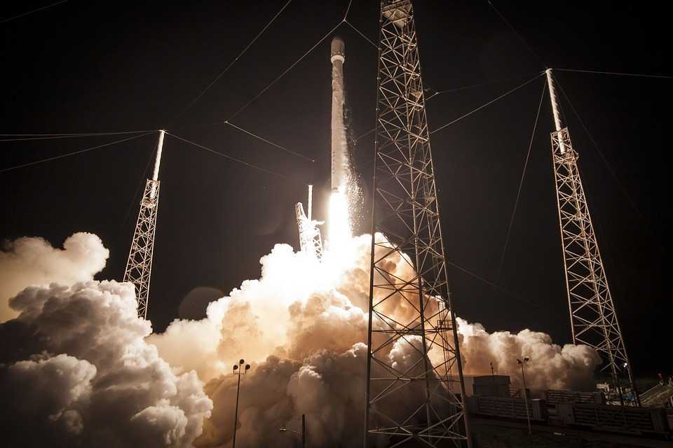 O rachetă a companiei SpaceX, cu trei astronauţi şi un cosmonaut la bord, a fost lansată spre ISS