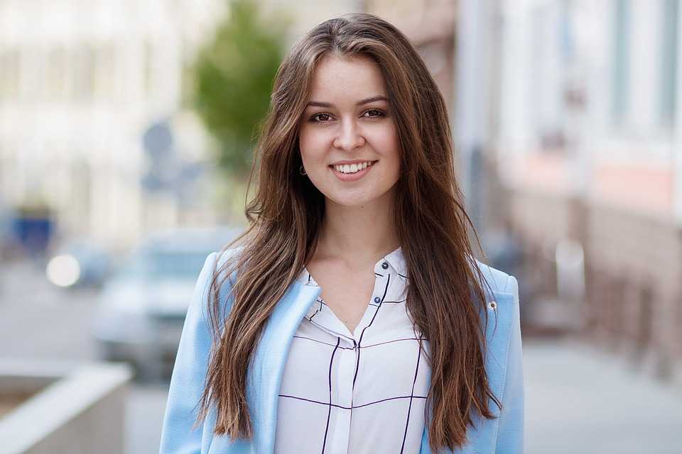 Ținute casual pentru toate femeile. Iată ce nu ar trebui să îți lipsească din garderobă