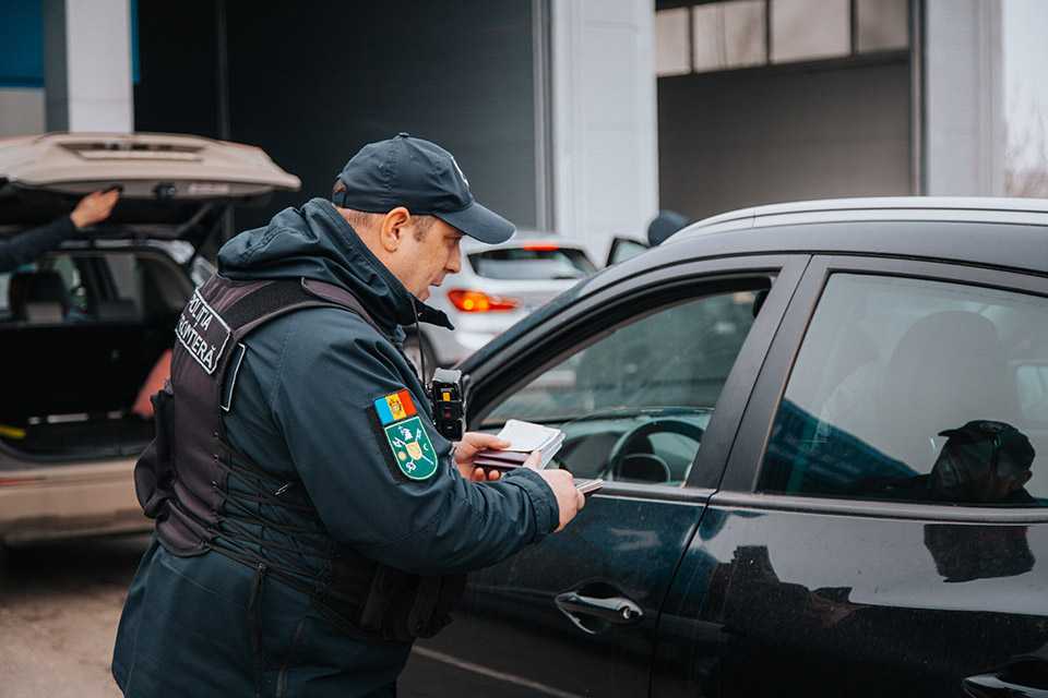 Încă un caz de corupere activă, denunțat de polițiștii de frontieră din PTF Leușeni