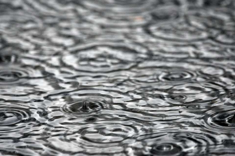Ploi puternice și lapoviță în toată țara. Prognoza meteo