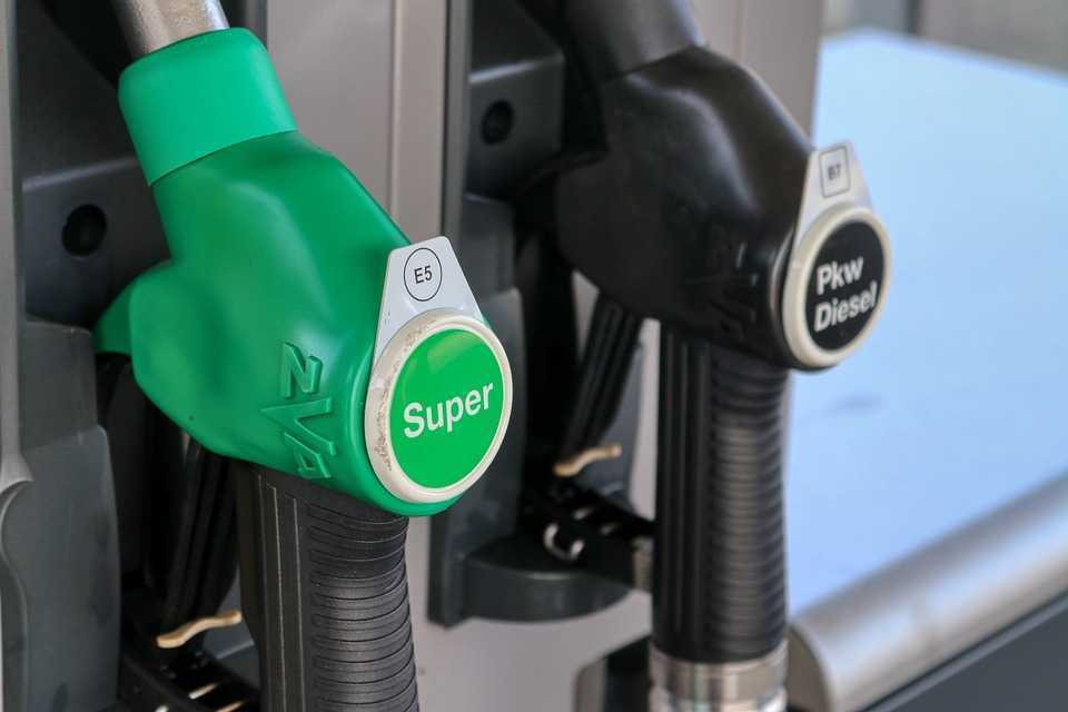 Benzina mai scumpă și motorina mai ieftină, marți, 4 aprilie