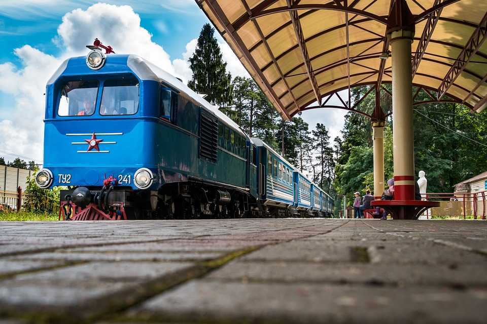 CFM vinde la fier vechi peste o sută de locomotive şi 55 de vagoane de călători